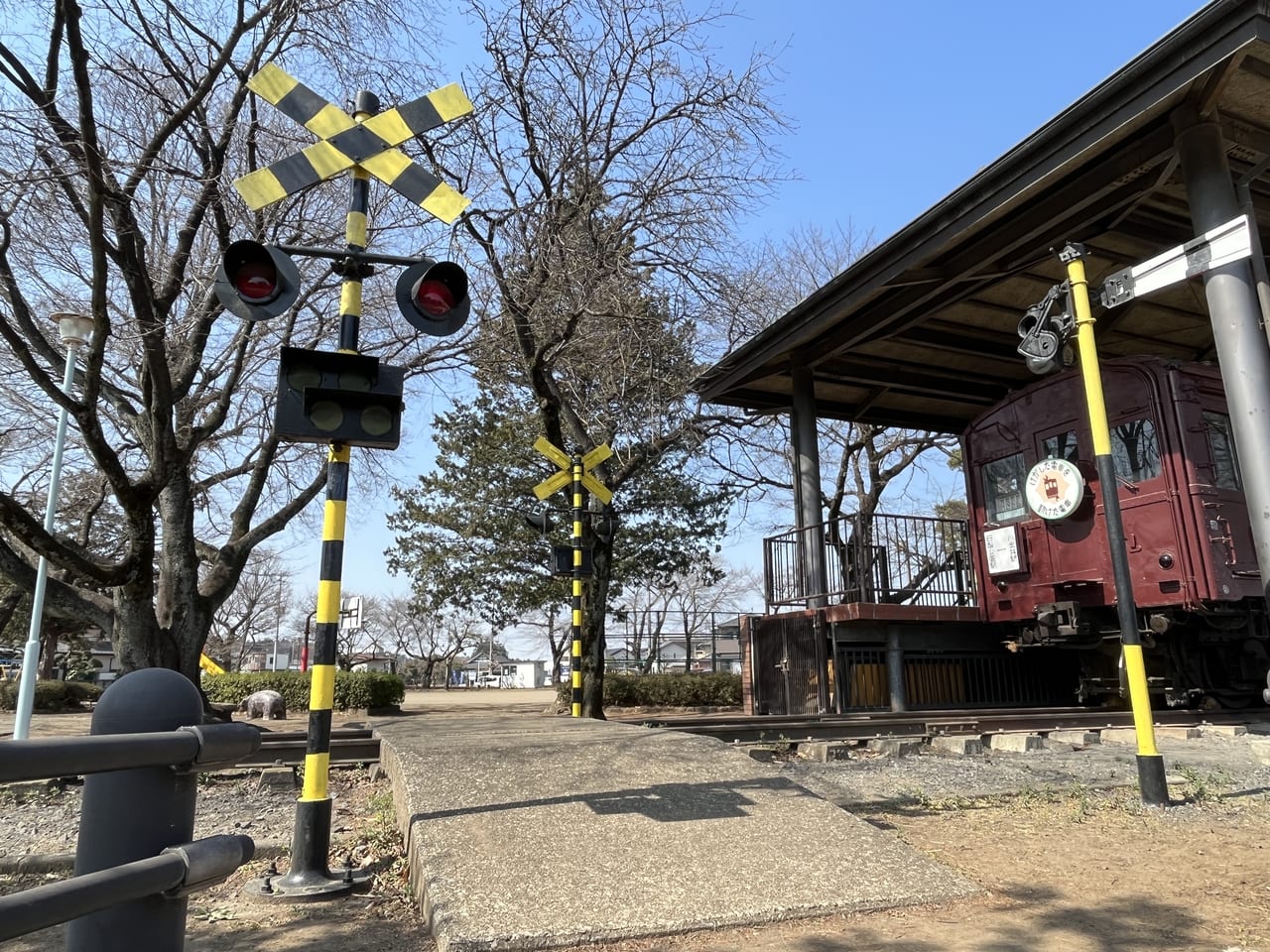 公園内にある小さい踏切