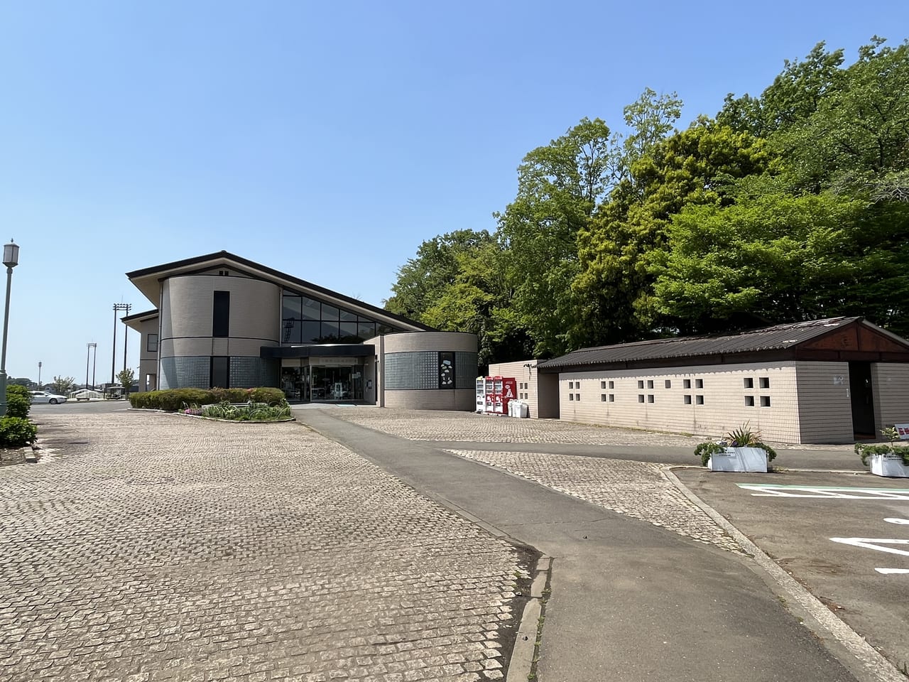 大松山運動公園にある図書館とトイレ